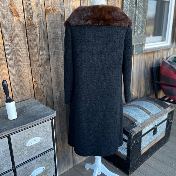 Vintage black wool coat with mink collar size Medium - Picture 2 of 7